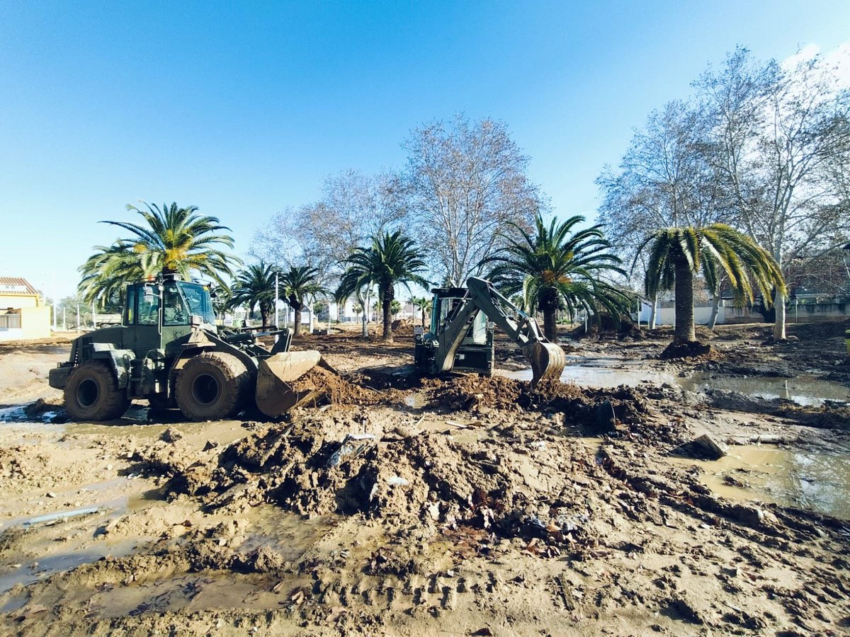 EjercitoTierra's tweet photo. 🌙 #Buenasnoches, los #militares del Regimiento de Especialidades de Ingenieros nº11 del #EjércitodeTierra continúan su labor de reacondicionamiento de las zonas afectadas por la #dana con múltiples actuaciones... allá donde se les necesite.
🔷 Extracción de lodos en #Catarroja.
🔷 Retirada de residuos en el vertedero de #Paiporta.
🔷 Retirada de vehículos en el barranco del #Pollo.
🔷 Apoyo en el transporte y carga de material de primera necesidad.
#OrgulloIngenieroZapador 💪 #VamosValencia #SomostuEjército 🇪🇦