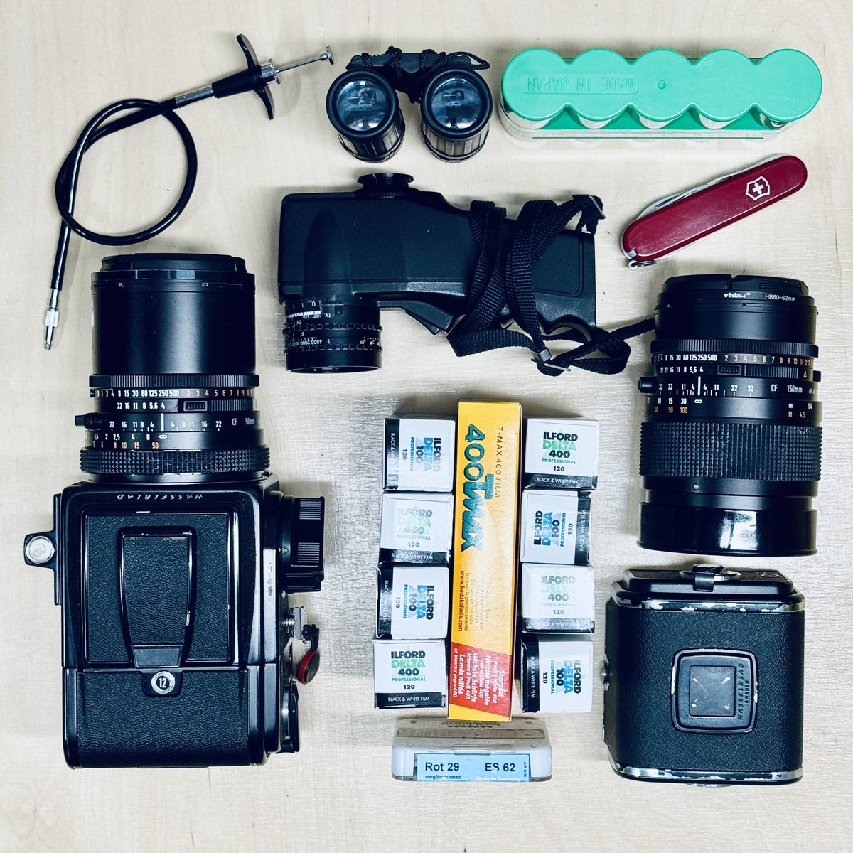 Packing for ski holidays in the Dolomites. This set with few other accesories fits nicely in Peak Design Everyday Sling 10l with small tripod attached under it.
#shootfilm #analogphotography #filmisnotdead #blackandwhitephotography #mediumfomat #hasselblad #travelphotography
