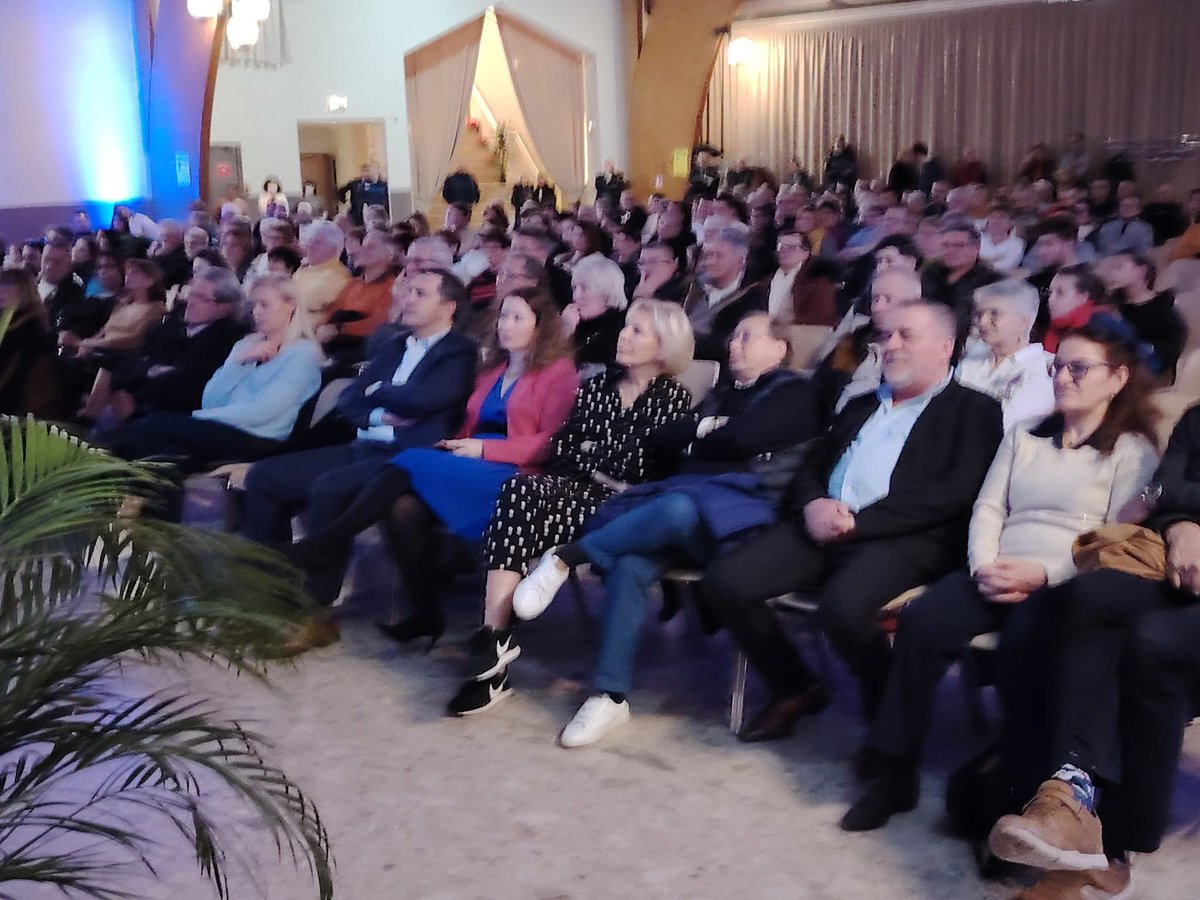 Florelle84's tweet photo. Nous étions avec Jean-Claude Ober ce vendredi aux vœux de #Sarrians .
Une gestion efficace sans augmentation des impôts depuis 12 ans et à nouveau un excédent d’1M 👏
Une très bonne année 2025 à tous les Sarriannais et Sarriannaises 🎉
#MaProvence
#voeux2025
#antidryjanuary https://t.co/0WrWUya42S