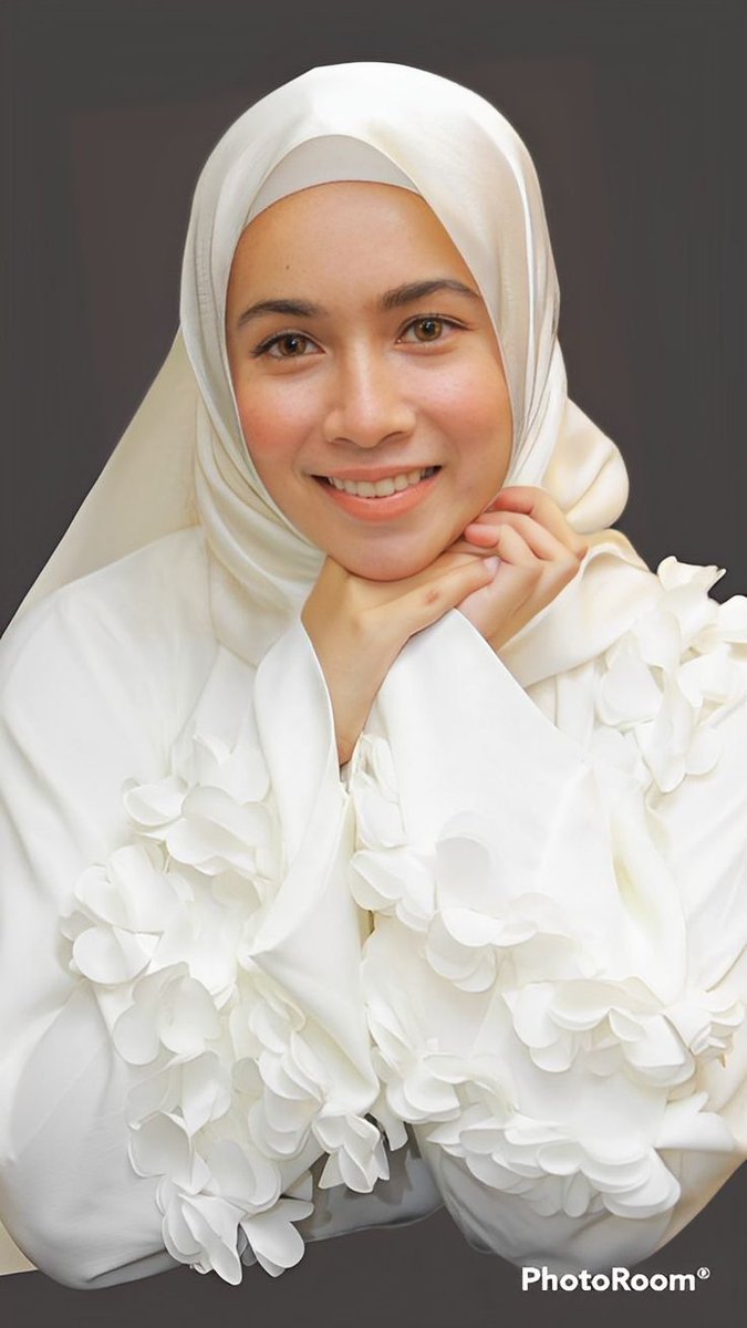 CelebrityVSCel3's tweet photo. Pretty in white. Who is prettier in white?

Amira VS Fazura

RT for #AmiraOthman
LIKE for #Fazura https://t.co/YPmhCA8GGD