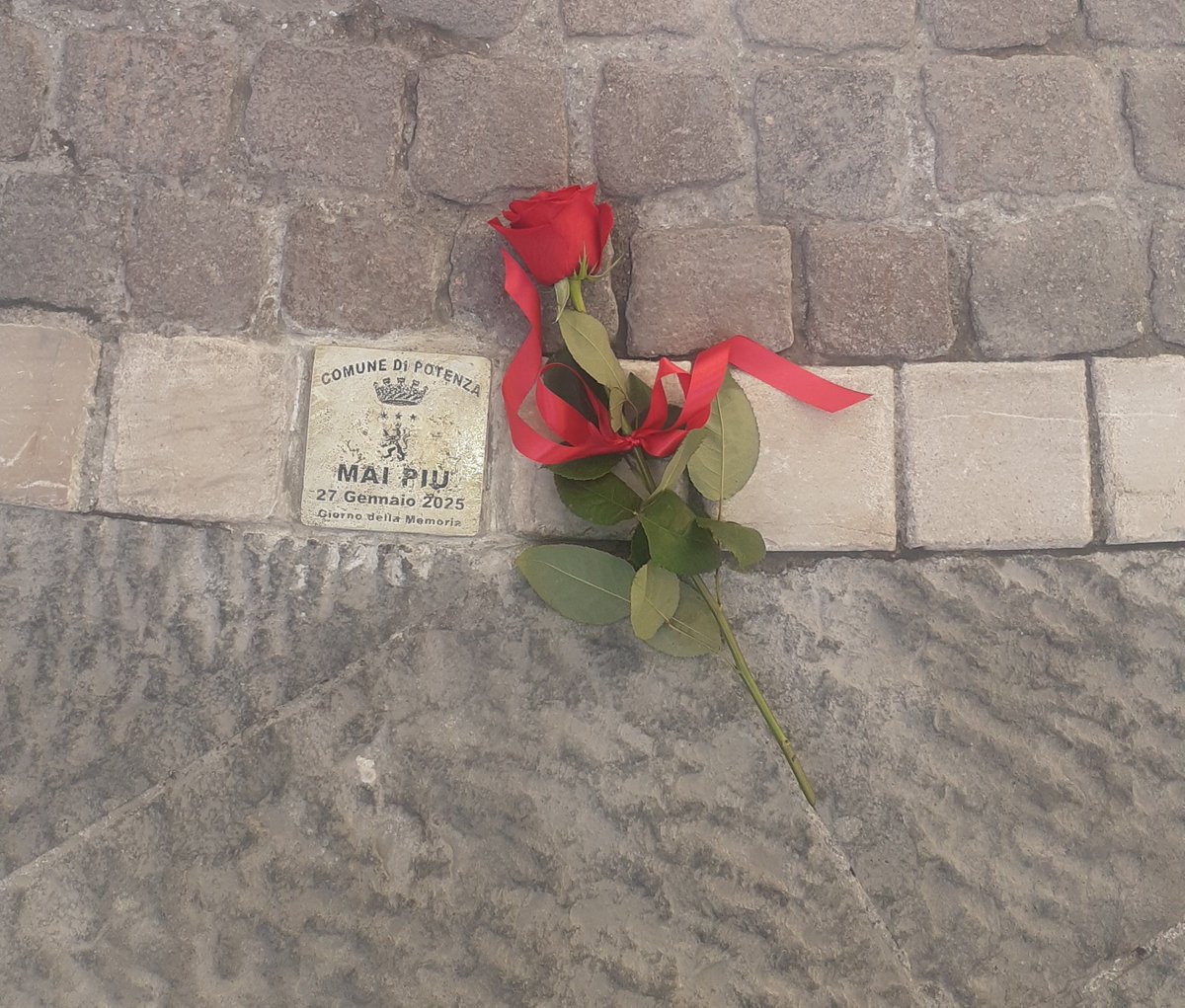 Per dire "mai più" alla sofferenza di donne, uomini e bambini.Oggi più che mai pensiamo alla sofferenza di tutti gli innocenti che anche nel nostro tempo hanno perso la vita e a quelli che stanno soffrendo per guerre feroci mosse da interessi economici!!!#maipiù