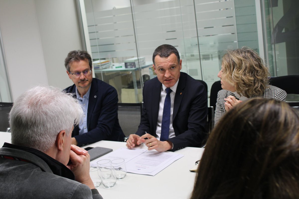 oscarordeig's tweet photo. A la Delegació del Govern a Brussel·les, ens hem reunit amb els representants de les confraries de pescadors catalanes i ICATMAR per pactar les polítiques que cal aplicar aquest 2025 per garantir la viabilitat del sector.

Avui ha estat un dia decisiu per la pesca. https://t.co/mKfBvfciNj