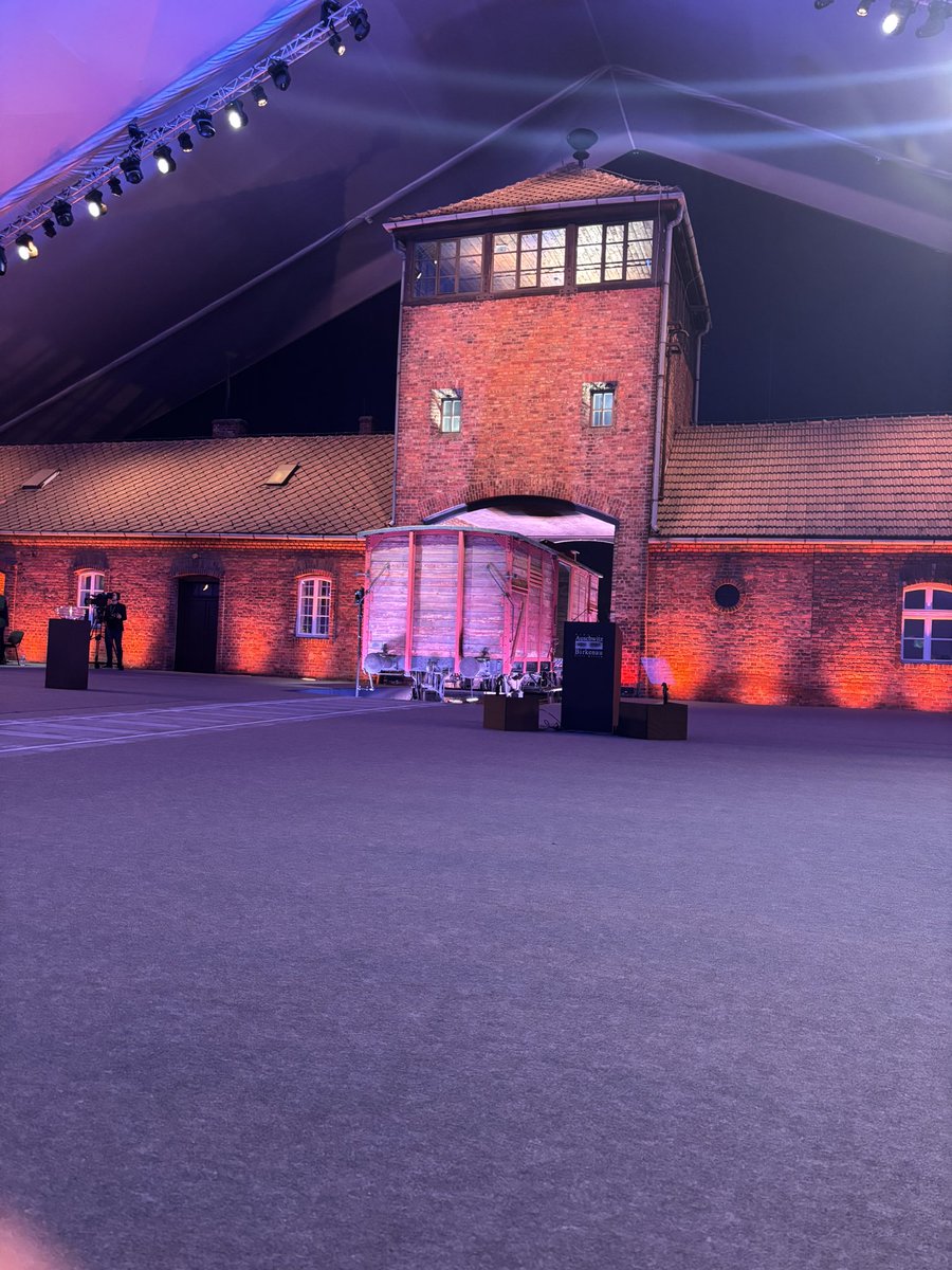 Gripande dag i Auschwitz. Deltog i den internationella minnesceremonin på Förintelsens minnesdag med kronprinsessan, statsministern och kulturministern. Fina tal av bl.a. Förintelseöverlevaren Leon Weintraub, Sverige.