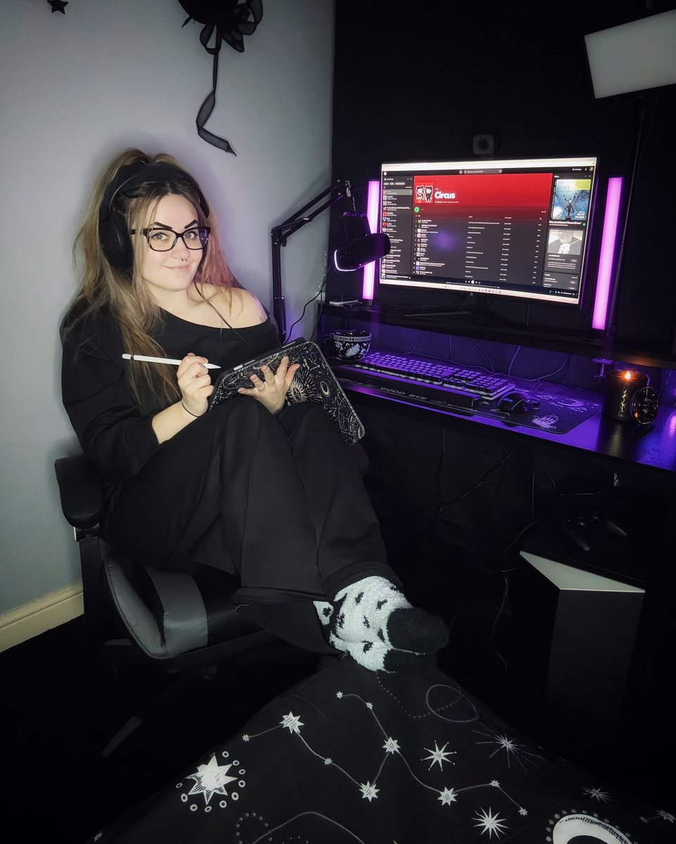 My lil cozy creative corner 🖤