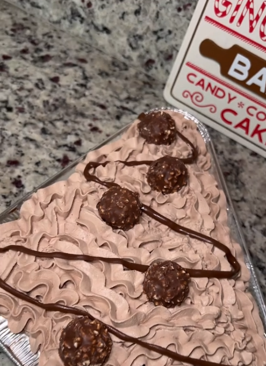 sbampot's tweet photo. @CosmicHj The cake I received was not what I ordered, what can be done? I sent someone to pick it up so they didn't know better. From the Main Street location. Nothanks@gmail.com is a good POC for me. My name is Benny Apples. https://t.co/K5HbeyqizT