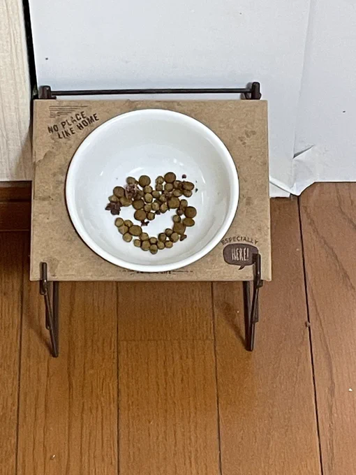 ねこさまの食べ残しを見たらハート型…ハッ!これは私への愛のメッセージ( °ω°)知らんがニャzzz… 