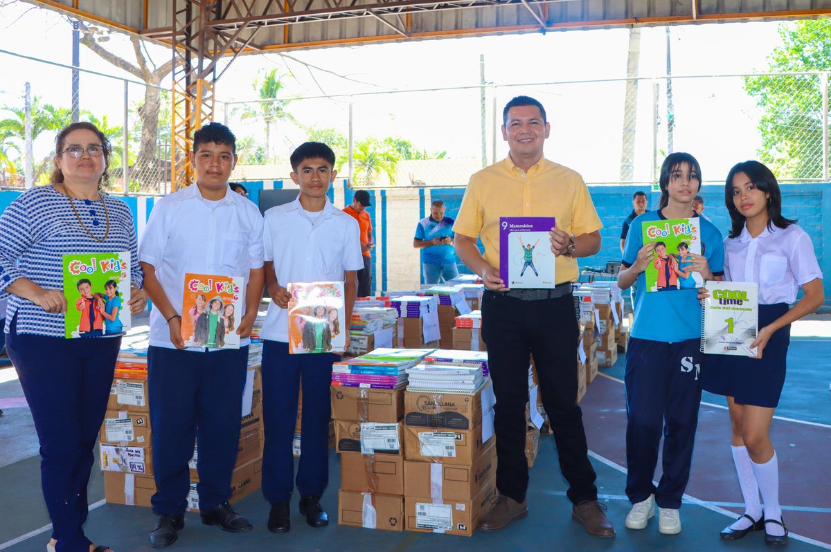 Entregamos importantes libros a estudiantes de 14 centros escolares del distrito de Apopa con el apoyo de USAID y al programa Educar y Convivir.

La dotación incluye libros de matemáticas, ciencias, historia, literatura y otras asignaturas esenciales para el desarrollo integral