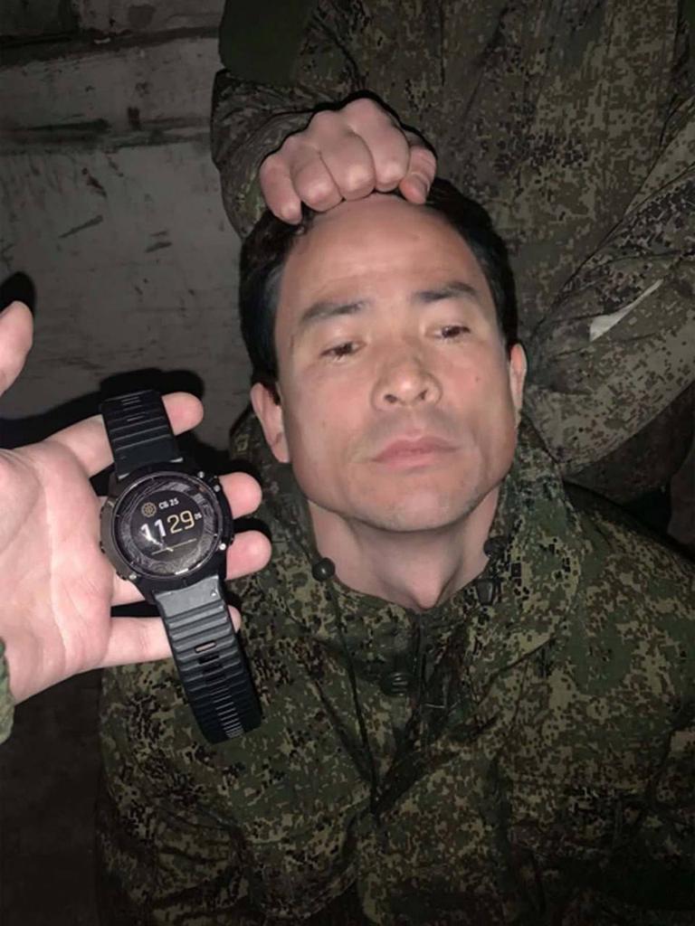 igorsushko's tweet photo. Russia: North Korean soldiers are quietly burglarizing Russian soldiers.
Soldier from the 11th Airborne Assault Brigade said valuables began to go missing with the arrival of the North Koreans a few weeks ago.
He recovered his $1,000 Garmin military watch, stolen while he slept. https://t.co/eap1jGZSG6