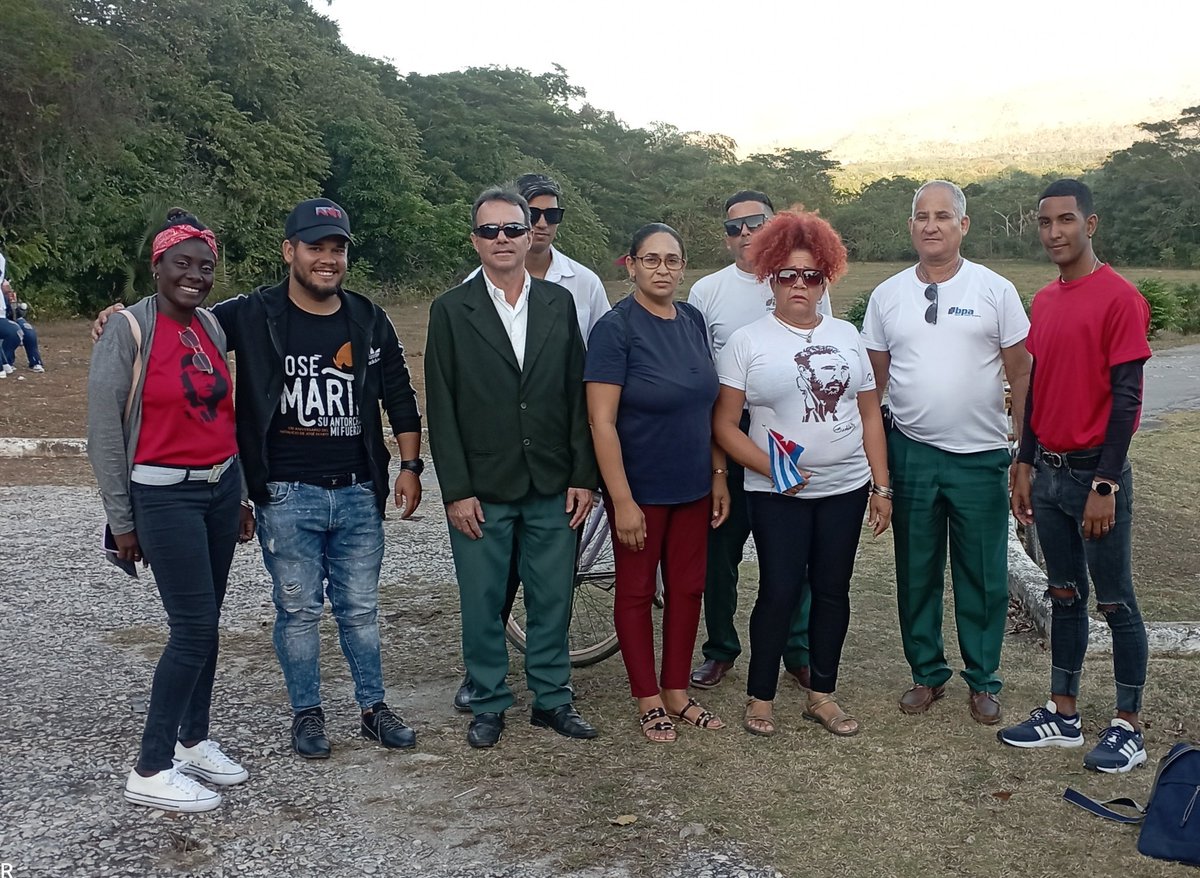 VictorV20545079's tweet photo. El pueblo #Pinero y los #Aniristas desde su marcha🔥en el aniversario 172 del nacimiento del Apóstol #JoséMartí. #ConelMismoFuego #MartíVive #ANIR #CTC desde la plaza “El Pinero” el pueblo PINERO rinde homenaje a el pensador de pensadores https://t.co/1PTpv0jukH