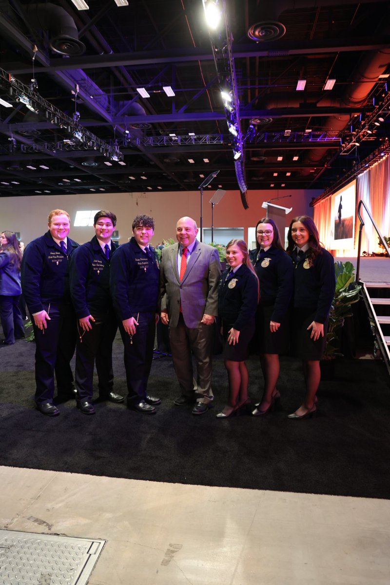 ArFB's tweet photo. The @ArkansasFFA officers scored a picture with @FarmBureau President @ZippyDuvall at today’s general session! #afbf25 #arkag https://t.co/hm3vuZVP2U