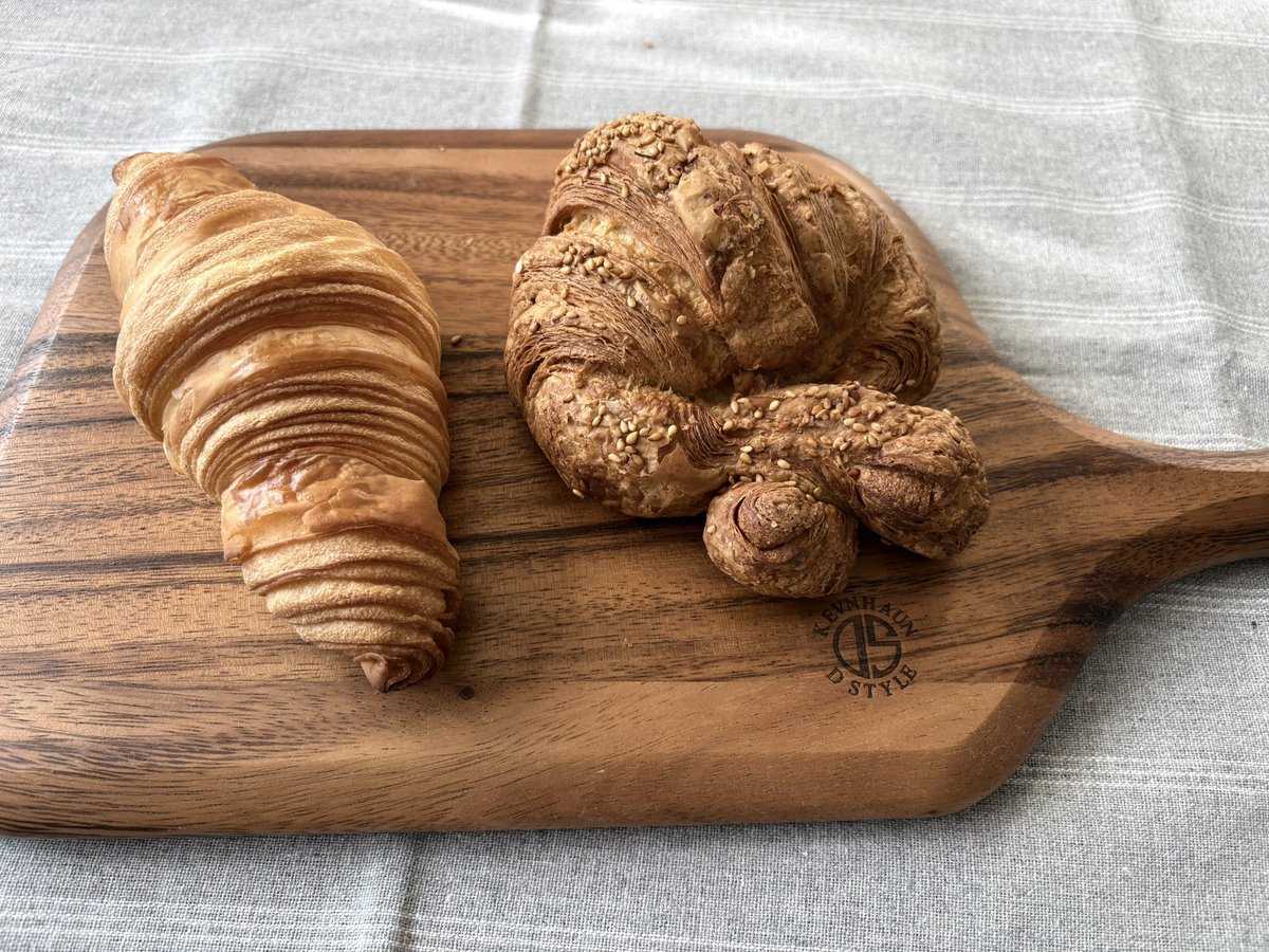 pfmbass's tweet photo. 朝食のパンは、BOUL'ANGEのクロワッサンとTHE CITY BAKERYのプレッツェルクロワッサン！
この組み合わせ。最高ー！！^ ^
＃ブールアンジュ 
＃THECITYBAKERY https://t.co/trvz03ukcn
