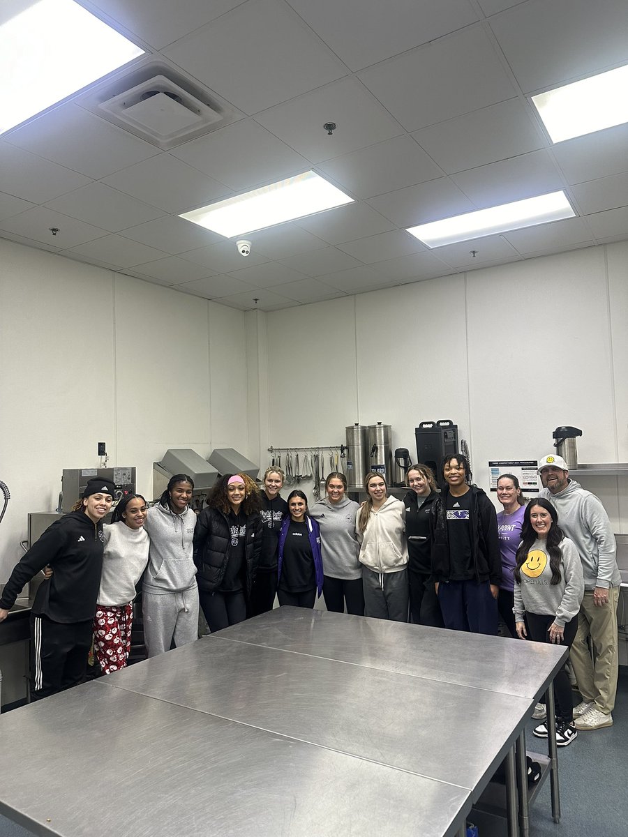 HPUWBB's tweet photo. Helped package meals for Hopefulls to end childhood hunger one elementary school at a time🫶🏻

#H3U x #GoHPU https://t.co/20SWMiCUWx