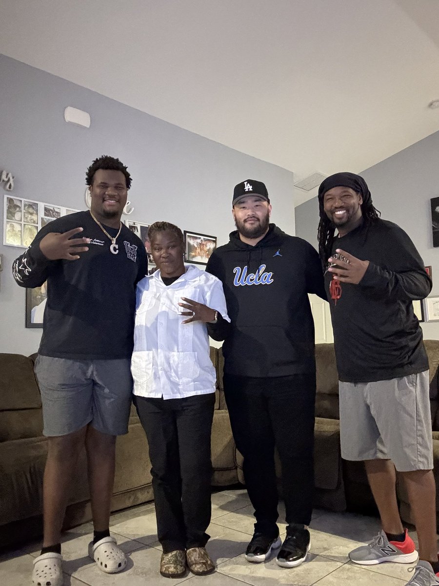 What an amazing in home visit from UCLA OL Coach <a href="/CoachAKwon/">Andy Kwon</a> #FoursUp