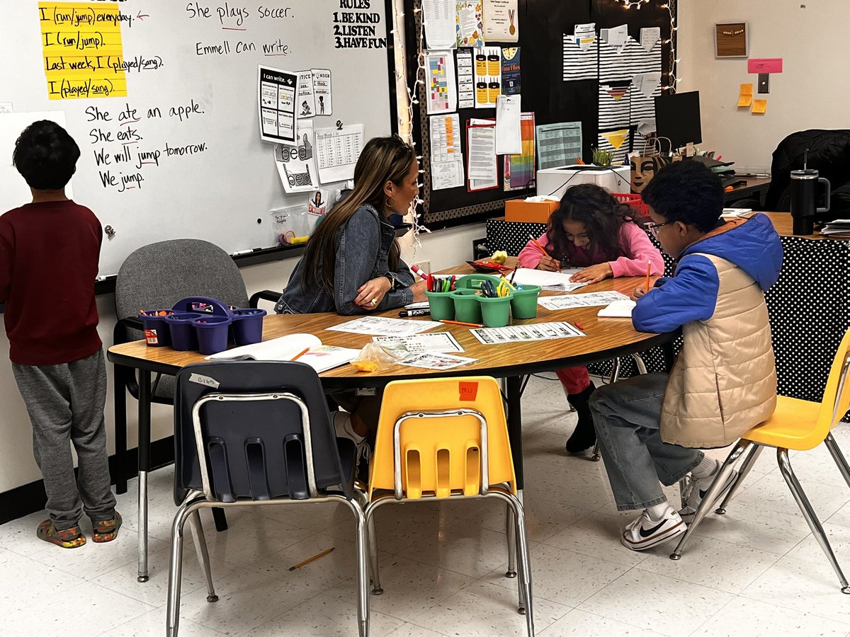 MelissaMusto6's tweet photo. π@JaguarESNews students are thriving with personalized learning in small group!π
β
hands on learning
β
teacher modeling
β
varied practice opportunities
β
just in time feedback
@AHE_Principal #SmallGroupSuccess https://t.co/0lcAuUjo9F