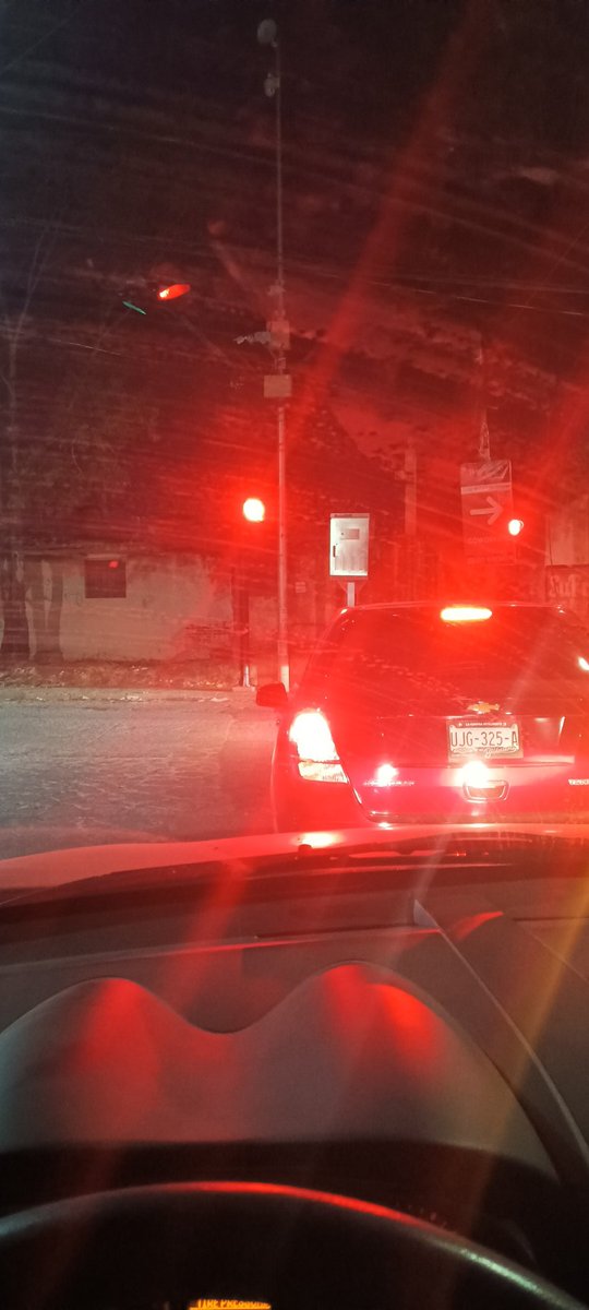 oharturo's tweet photo. A quien se le ocurrio poner semáforos en Av. Tlaxcal  con Prol. Morelos.. de algo que jamas habia caos.. ahora es un martirio! #Cuautlancingo https://t.co/OnLadGXAbd