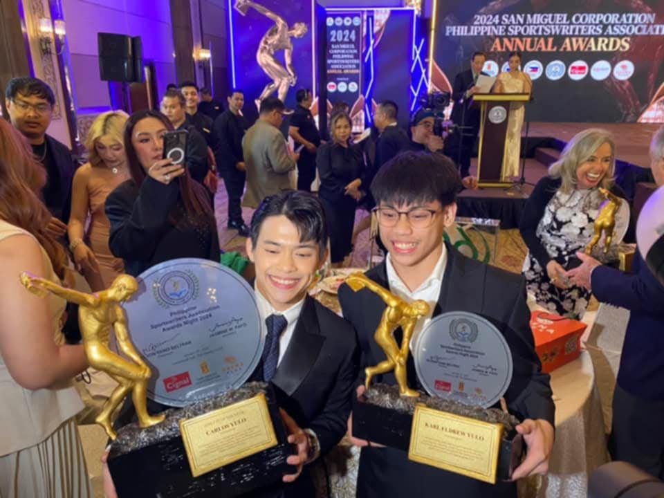 mnlstandardph's tweet photo. LOOK | Yulo Brothers, Caloy and Eldrew, share a moment together at the PSA Awards Night 2025.
πΈ: Randy Caluag
#CarlosYulo
#KarlYulo
#PSAAwards2025
For more sports updates, visit: https://t.co/tMZwFVXzKI https://t.co/hlEcBEcDDI