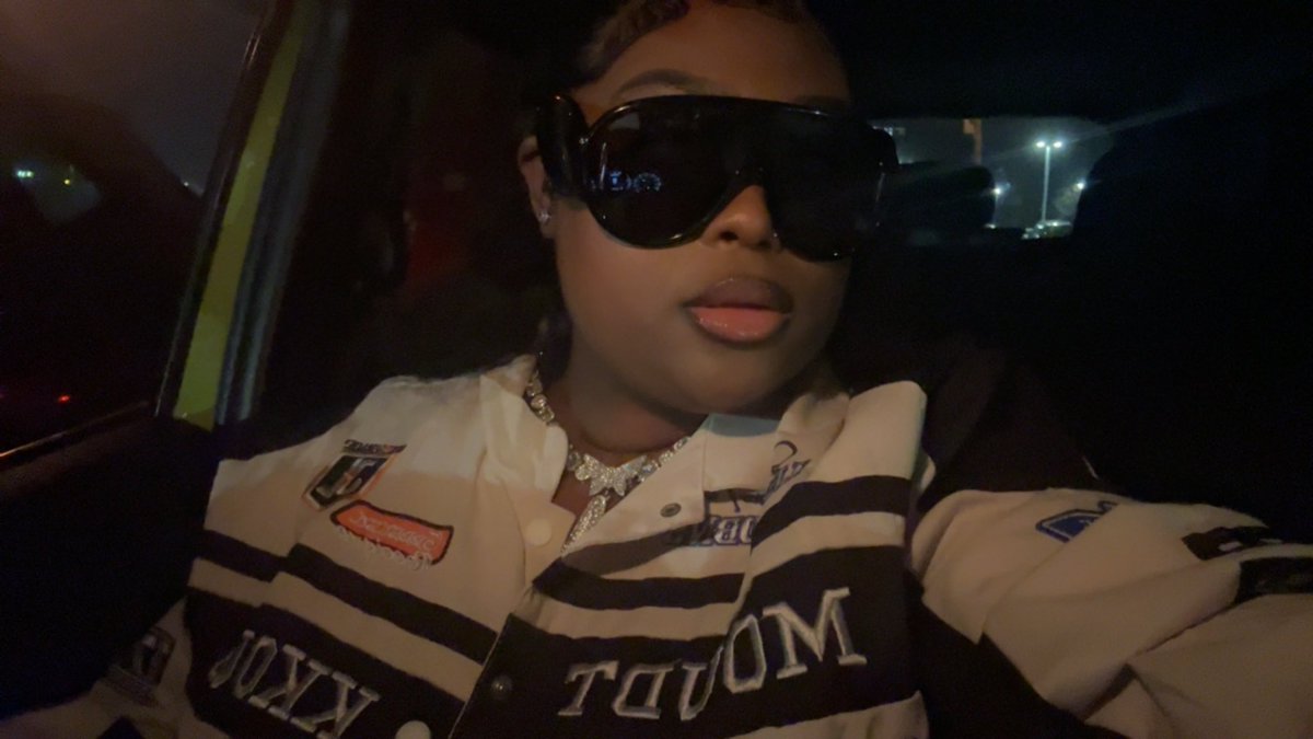 ___Keiraa's tweet image. Black shades 🔥 everywhere I go