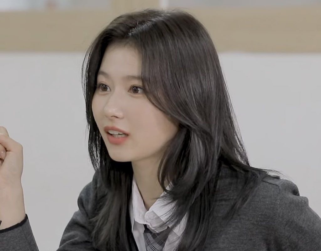 dahyzu's tweet photo. a menina dos meus olhos | saida au

dahyun, conhecida por ser uma aluna exemplar, acaba tendo seu caminho cruzado com sana, uma das piores estudantes da classe, quando a professora decide colocar a japonesa para se sentar em frente à coreana após mais uma de suas besteiras. https://t.co/y88QENG7tT