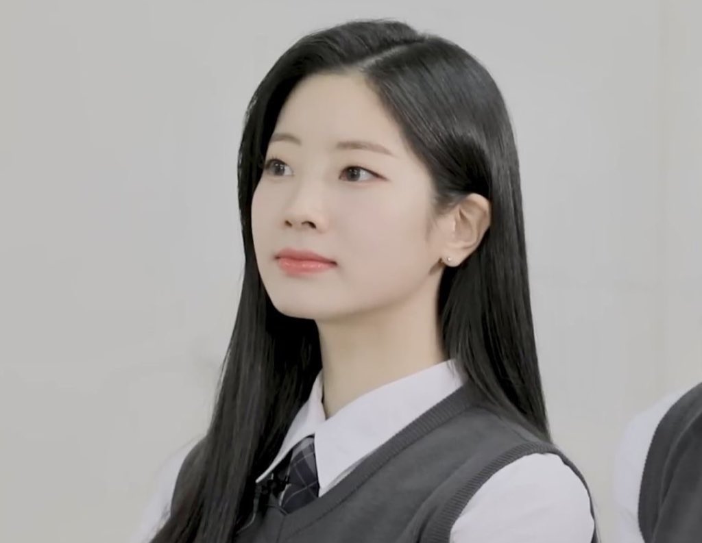 dahyzu's tweet photo. a menina dos meus olhos | saida au

dahyun, conhecida por ser uma aluna exemplar, acaba tendo seu caminho cruzado com sana, uma das piores estudantes da classe, quando a professora decide colocar a japonesa para se sentar em frente à coreana após mais uma de suas besteiras. https://t.co/y88QENG7tT