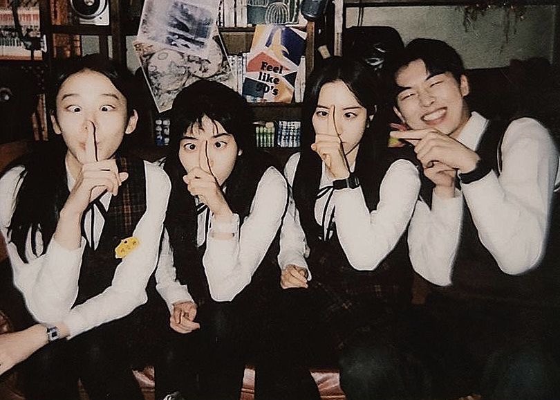 dahyzu's tweet photo. a menina dos meus olhos | saida au

dahyun, conhecida por ser uma aluna exemplar, acaba tendo seu caminho cruzado com sana, uma das piores estudantes da classe, quando a professora decide colocar a japonesa para se sentar em frente à coreana após mais uma de suas besteiras. https://t.co/y88QENG7tT