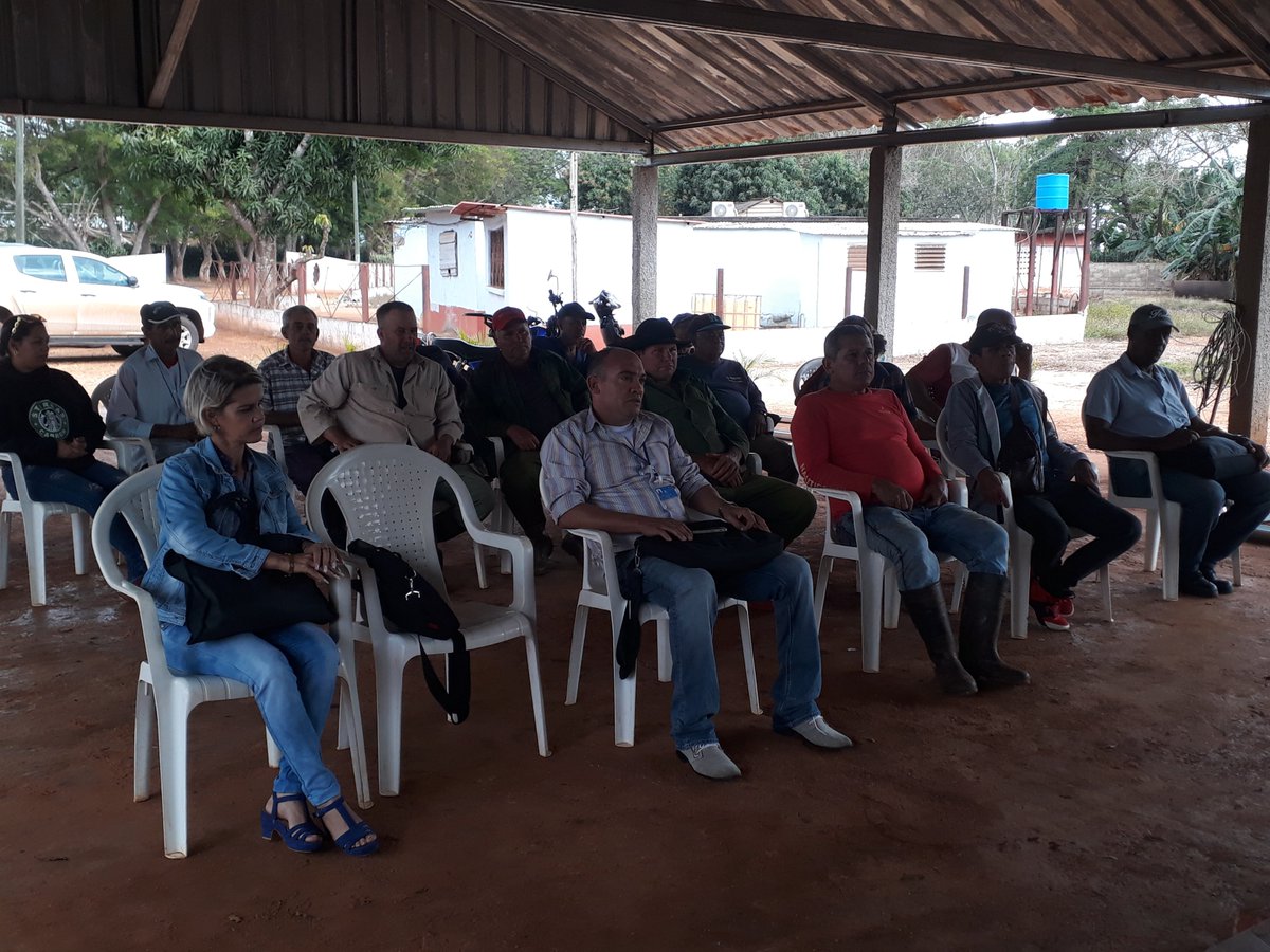 Fructífero encuentro con los productores de la CCS Máximo Gómez Báez, enclavada en el Polo Productivo La Cuba, evaluando la situación desfavorable de este sector y la necesidad del uso eficiente del agua. 
#INRHCuba #LatirAvileño 
#ConLaFuerzaDeLaUnidad