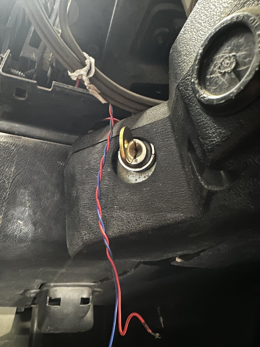 Austin_Locks's tweet image. Today we received a call from one of our account in Leander who lost a key for the 1991 Land Rover with the aftermarket ignition came out and made a key for them in a snap