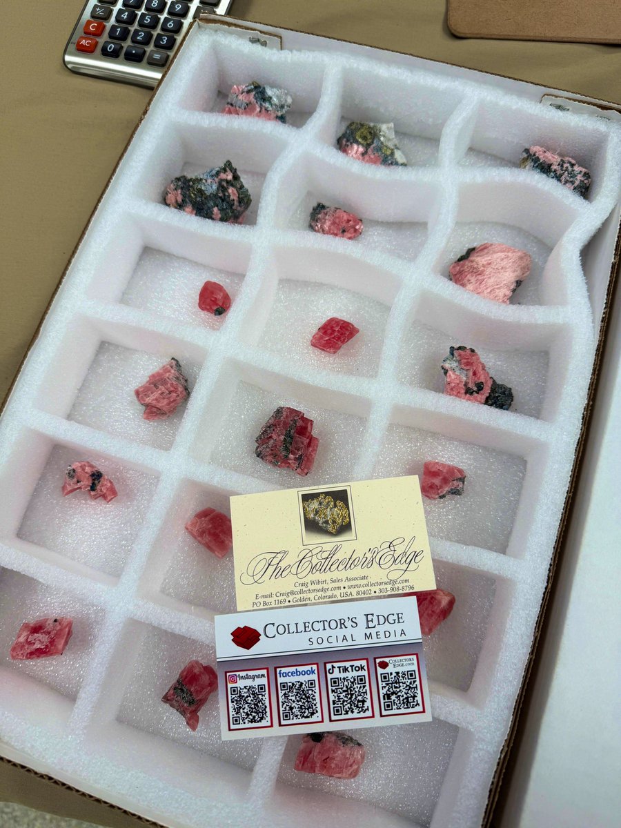 오늘 구매한 원석 중에서 가장 고가에 속하는 콜로라도 스위트홈 광산의 로도크로사이트. 작년에 딱 하나 가동되던 광산이 영구 폐광된 탓에  일명 비트코인에 비유되는 광물입니다. 사진속 명함의 업체가 바로 그 광산을 운영하던 곳인데 이곳에서