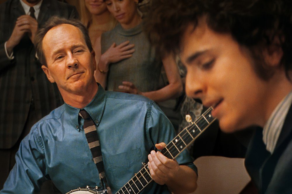 MarkLikesMovies's tweet photo. The thing that’s undeniable about A Complete Unknown is the acting. Chalamet fully embodies Dylan, Norton vanishes into Seeger, Fanning radiates angelic grace, and Barbaro… who wouldn’t fall in love with her? She’s a mesmerizing mirror of Joan Baez. One of the year’s best films. https://t.co/hNRetu7uwT