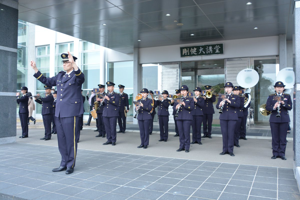 JGSDF_OCS's tweet photo. 【西部方面音楽隊】
　先日行われた卒業式において、西部方面音楽隊より支援受け。
　厳粛で迫力ある演奏により候補生の門出に華を添えていただきました。

#音楽隊 #幹部候補生学校 #久留米 #前川原駐屯地 #剛健 #自衛隊 #演奏 #吹奏 #西部方面音楽隊  #卒業式 https://t.co/Zgg2EVnAdg