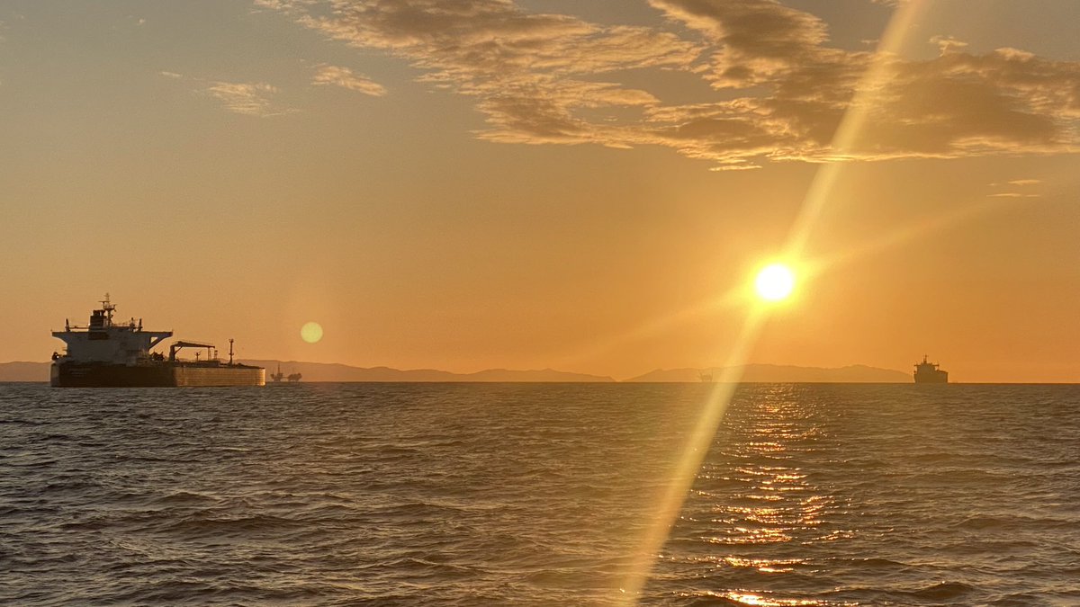 MauricioBotas's tweet photo. Al fin otra vez en alta mar aunque sea para servicio, otro #PinshiLunes #Frio #MDR #atardecer #wintersunset https://t.co/ekmw1S5OF5