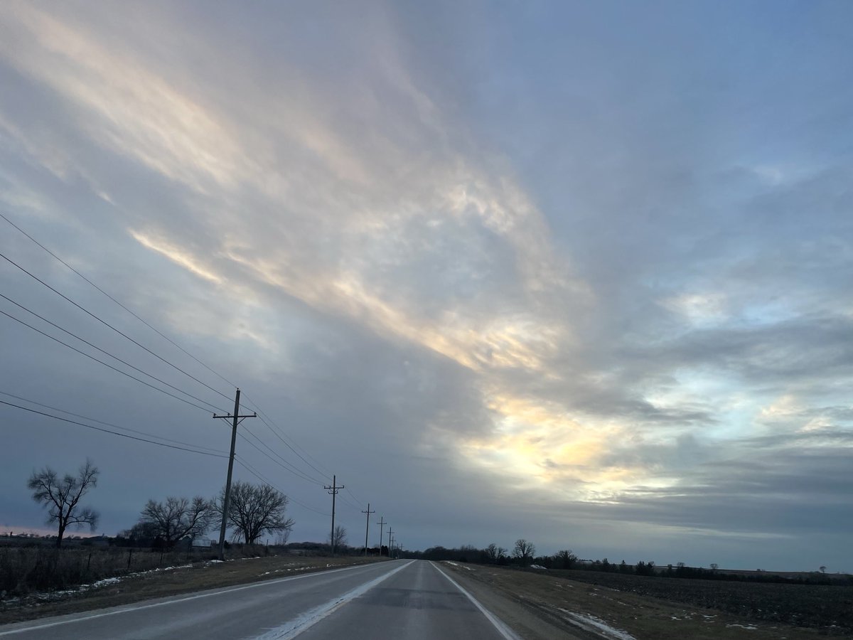 Didn’t really have a “sunset”but I dig my clouds 😎😉 early rest time tonight 🤔 Hug your family or call them daily if possible 🤗 peaceful dreams ✌️