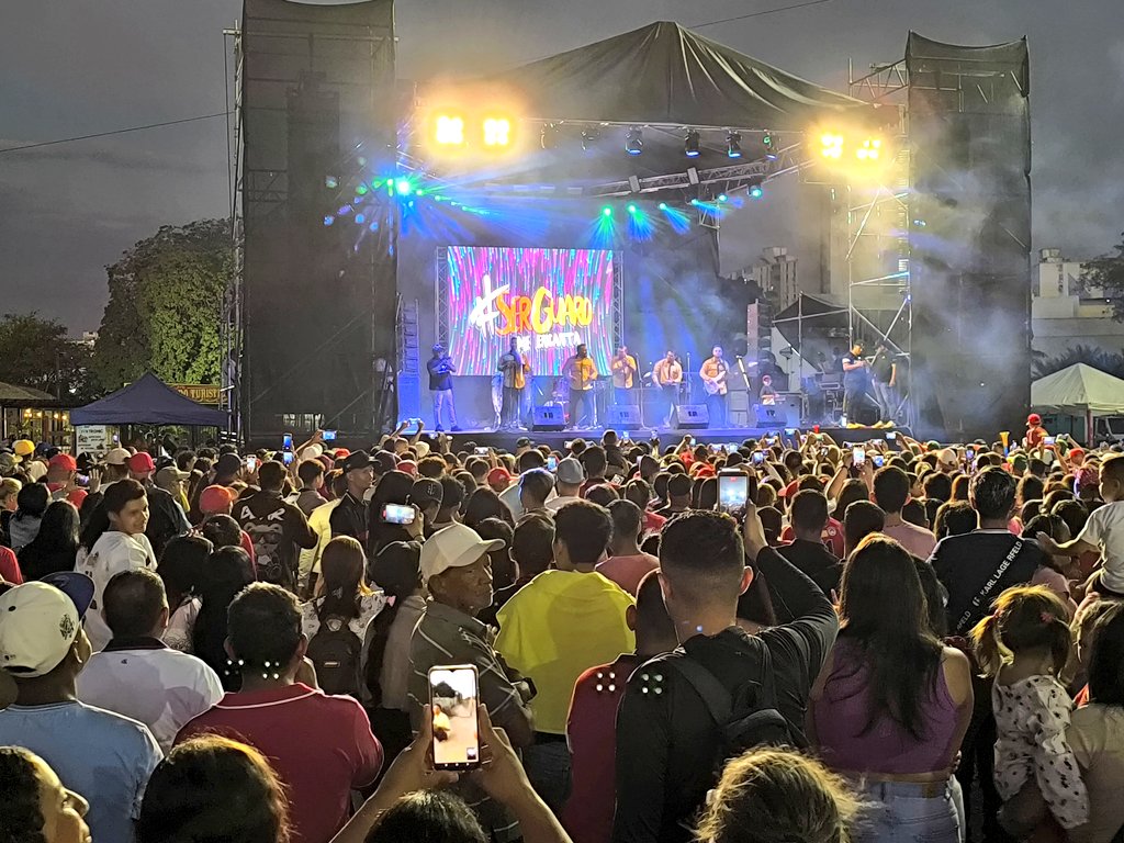 #AlMomento| ⚾🥳En honor a los campeones de 🇻🇪 <a href="/CardenalesDice/">Cardenales de Lara</a> la ciudad de Barquisimeto se llenó de alegría y melodías con caravana y show musical liderados por fanáticos del equipo en calles, avenidas y el Complejo Ferial Bicentenario 
<a href="/TrapieLLo/">Esteban Trapiello</a> <a href="/avnve/">Agencia Venezolana de Noticias</a>
#27Ene
#NaGuaraLuisJonas