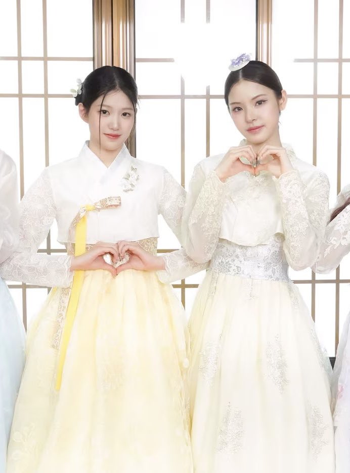 #MAIYOONZ: Happy Lunar New Year!

#IZNA #이즈나 #MAI #마이 #YOONJIYOON #윤지윤