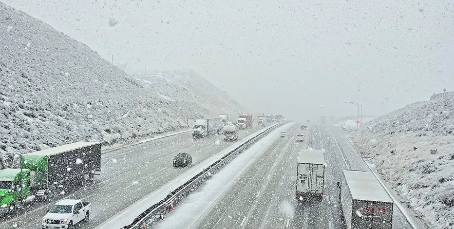 Snow Closed Down Grapevine Today ❄️ 

First historic wildfires, then mudslides, now snow. Today the CHP closed I-5 to traffic on the Grapevine. It was eventually reopened after several hours. Drive safe.