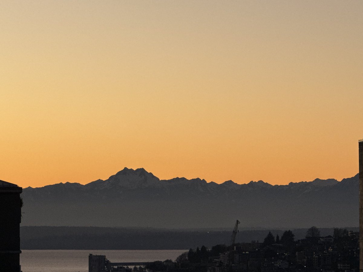 Unusually clear Seattle sky at  sunset. <a href="/NWSSeattle/">NWS Seattle</a> <a href="/KSeattleWeather/">Seattle Weather Blog</a>