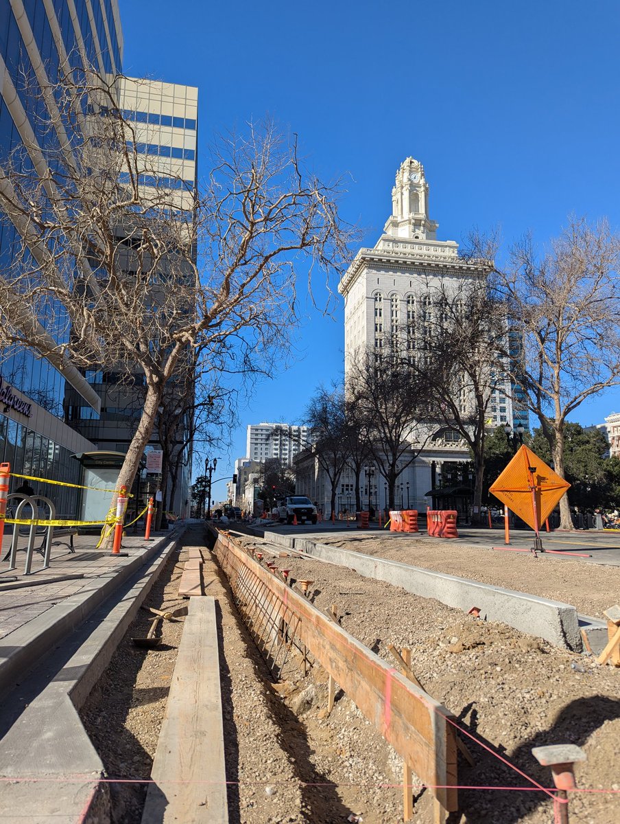 CharlieReam's tweet photo. 14th Street separated bike lane and bus boarding Island at Broadway is looking fresh, if you're in Oakland come check it out and thank the contractors for their excellent work 🤩 https://t.co/qgTUSuOaT0