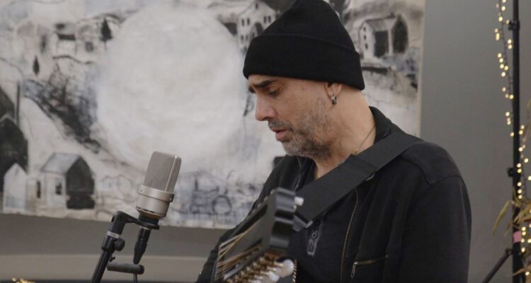 Our new museum course, "One Hundred Years of Song: Singing Early New England Music for Science, Memory, and Abolitionism, 1770-1870," will reveal how music intertwines with the social and political currents of the time. The instructor is Dr. Tim Eriksen.

historic-deerfield.org/events/histori….