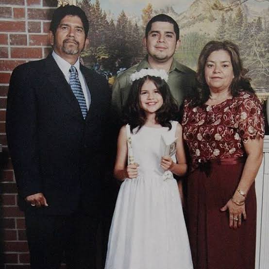 xcjlsj's tweet photo. Los abuelos mexicanos de Selena Gómez cruzaron la frontera ilegalmente y después de muchos años se les concedió la ciudadanía… y luego hay gente aquí que se pregunta por qué este tema la toca tan de cerca. https://t.co/HNlxpKHuLR