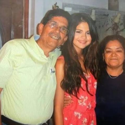xcjlsj's tweet photo. Los abuelos mexicanos de Selena Gómez cruzaron la frontera ilegalmente y después de muchos años se les concedió la ciudadanía… y luego hay gente aquí que se pregunta por qué este tema la toca tan de cerca. https://t.co/HNlxpKHuLR