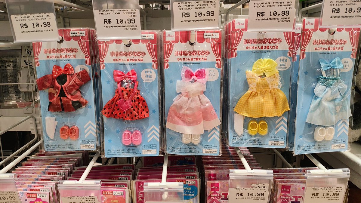 PortalShoujo's tweet image. #GirlTalk de hoje tá mais pra #OshiTalk

Vocês já pararam na Daiso pra comprar coisas de fã? Tem várias coisas, desde mini banners e coisas pra cenários em miniatura até roupas pra você vestir os seus Nuis e Mini Nuis, passando por porta acrilicos e cards. 

-Ellie
