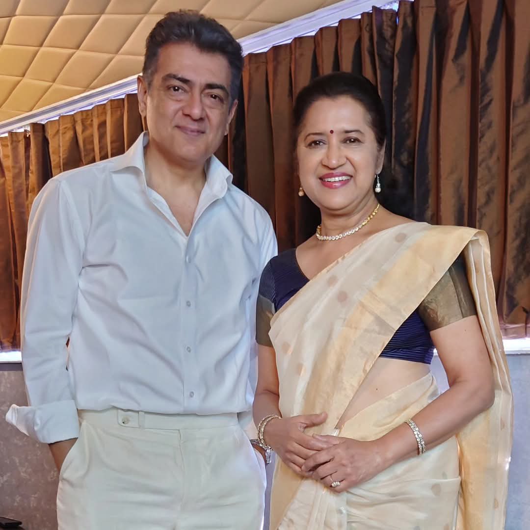 Ajith_TFC's tweet photo. #AjithKumar Sir With Actress #SandhyaJanak During #VidaaMuyarchi Shoot 🎥 

#VidaamuyarchiFeastOnFeb6th https://t.co/w6vsH2M8o4