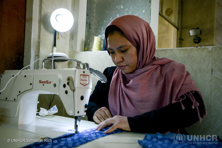 💼 #RefugeeWomen face unique barriers to #employment—language, cultural norms, &amp; unrecognized qualifications. With the right support &amp; #InclusivePolicies, they gain independence, #empowerment, and bridge cultural divides.

Read more – bit.ly/40TC4Vg 

#EconomicInclusion