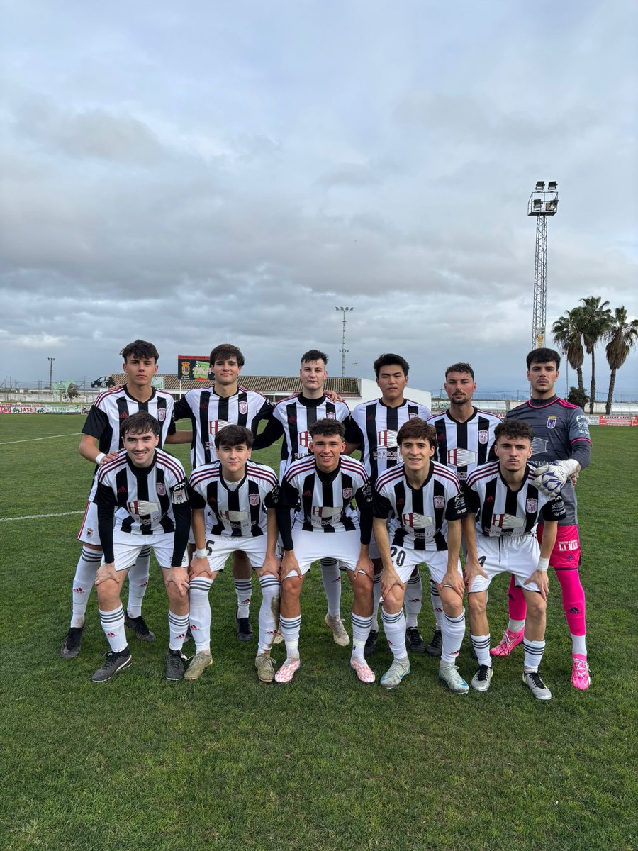CDBLaAcademia's tweet photo. 💪🏼 ¡Nuestro filial consiguió sacar un punto en su visita a Guadiana tras empatar 0-0 frente al CD Guadiana A! ✅ ¡A seguir trabajando chicos! 🤍🖤 https://t.co/RlPRZeN6LD