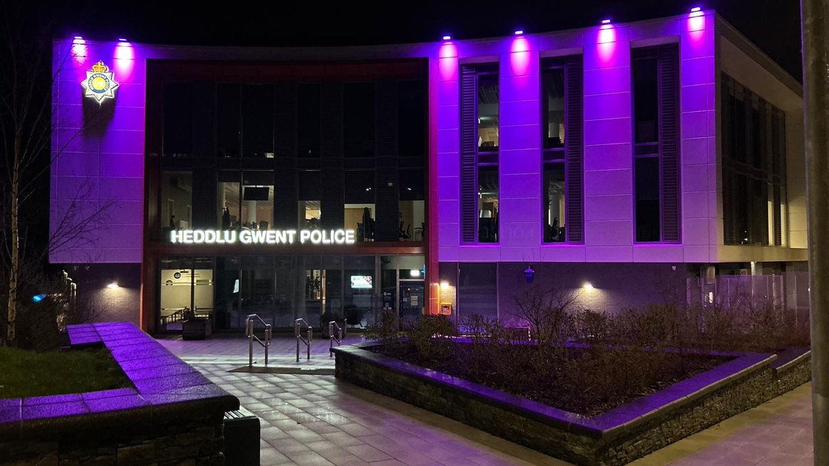 Heno, mae pencadlys Heddlu Gwent yng Nghwmbrân wedi ei oleuo’n borffor i nodi ymgyrch Goleuo’r Tywyllwch Ymddiriedolaeth Diwrnod Cofio'r Holocost. #DiwrnodCofioHolocost