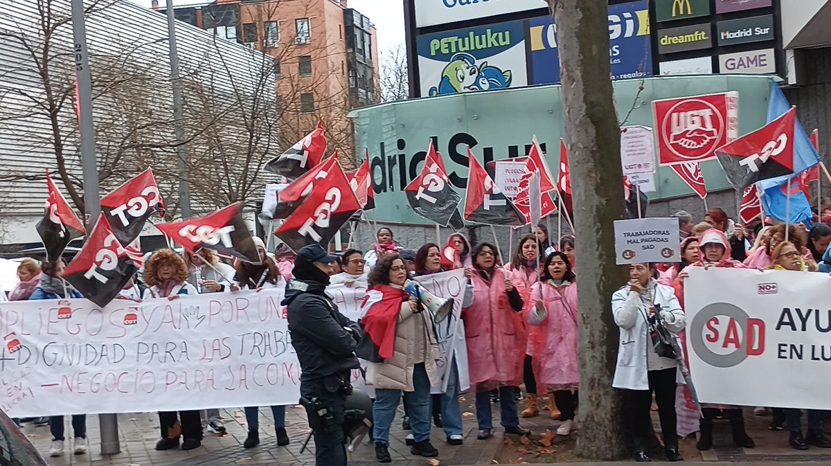 CGT_Madrid's tweet photo. SAD 🟥⬛️ Las compañeras del Servicio de Atención a Domicilio #SAD #Madrid, siguen desafiando la lluvia y el frio en #Madrid.

Hoy ante la @asambleamadrid
"Escucha @IdiazAyuso, esto es um abuso"

#SADenLucha
#Pliegosya
#PliegosFarragosos 
#HuelgaSAD

@CGT #XLoPúblico https://t.co/Pn7M63c7Nt