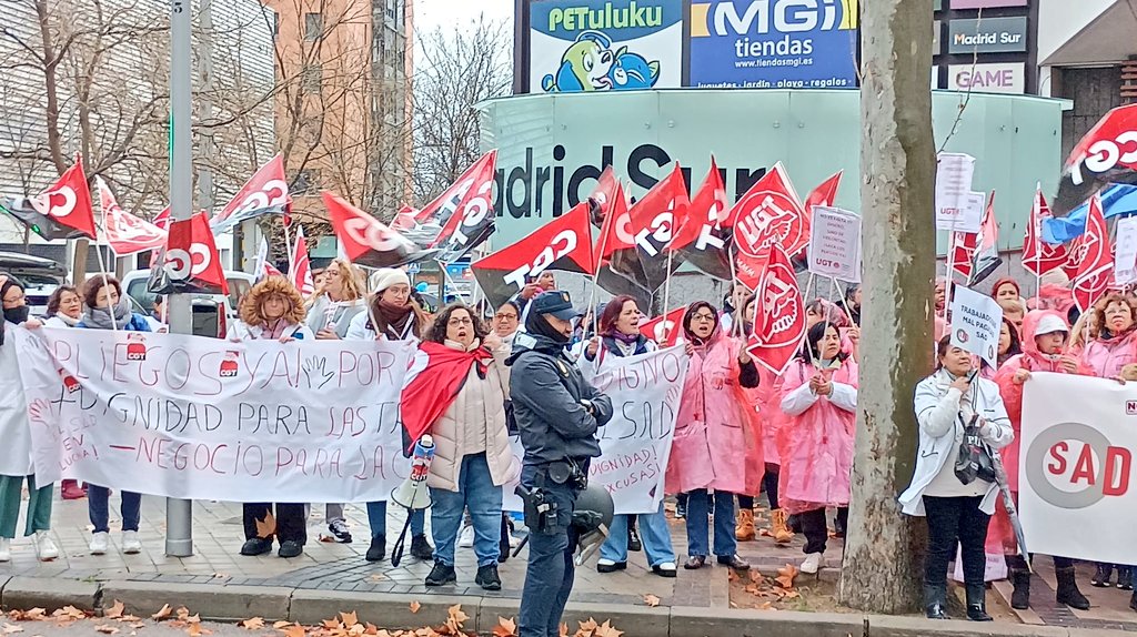 CGT_Madrid's tweet photo. SAD 🟥⬛️ Las compañeras del Servicio de Atención a Domicilio #SAD #Madrid, siguen desafiando la lluvia y el frio en #Madrid.

Hoy ante la @asambleamadrid
"Escucha @IdiazAyuso, esto es um abuso"

#SADenLucha
#Pliegosya
#PliegosFarragosos 
#HuelgaSAD

@CGT #XLoPúblico https://t.co/Pn7M63c7Nt