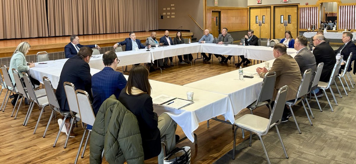 SenMcCormickPA's tweet photo. Pennsylvania’s building trades leaders are working hard to bring high-paying, family-sustaining jobs to our Commonwealth. At a roundtable discussion today in Philadelphia, we discussed how we can work together to make Pennsylvania the destination for new investment projects to build out energy infrastructure and create opportunities for working Pennsylvanians.