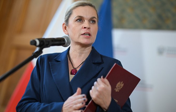 MarekMa25175489's tweet photo. Ta idiotka poinformowała właśnie cały świat jako szefowa MEN, że  "polscy naziści wybudowali obozy zagłady w Polsce".
W Berlinie strzeliły korki od szampana. https://t.co/QlufArMGSO
