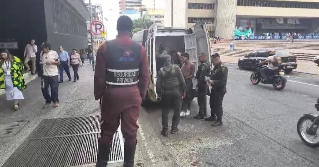 En EMCALI combatimos el hurto contra la infraestructura y redes de telecomunicaciones.
Las autoridades competentes y personal de seguridad de la empresa capturaron tres personas que fueron sorprendidas hurtando cableado de una cámara Subterránea ubicada en el barrio Capri.