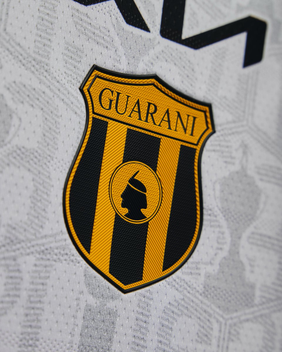 kyriospy's tweet photo. Histórico y legendario. La nueva camiseta alternativa del @ClubGuarani nos recuerda que llevamos sangre de LEYENDAS.

📍 Precio: Gs. 260.000. https://t.co/VME6HZqW5v